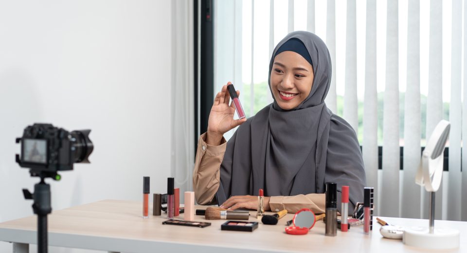 woman muslim blogger is present make up tutorial b 2025 01 09 03 24 49 utc
